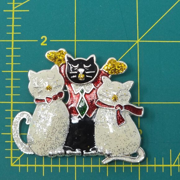 Festive Christmas Cat Choir Brooch Red Green Glitter Enamel Pin - Picture 5 of 7